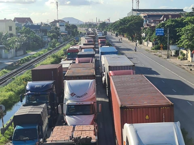 lai xe cho hang phai doi 8-10h de qua chot kiem dich du nghia, hai phong hinh anh 1