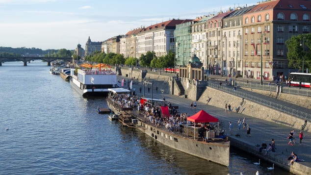Một khu vực bờ sông ở Prague được cải tạo thành điểm du lịch hấp dẫn. Nguồn: Shutterstock