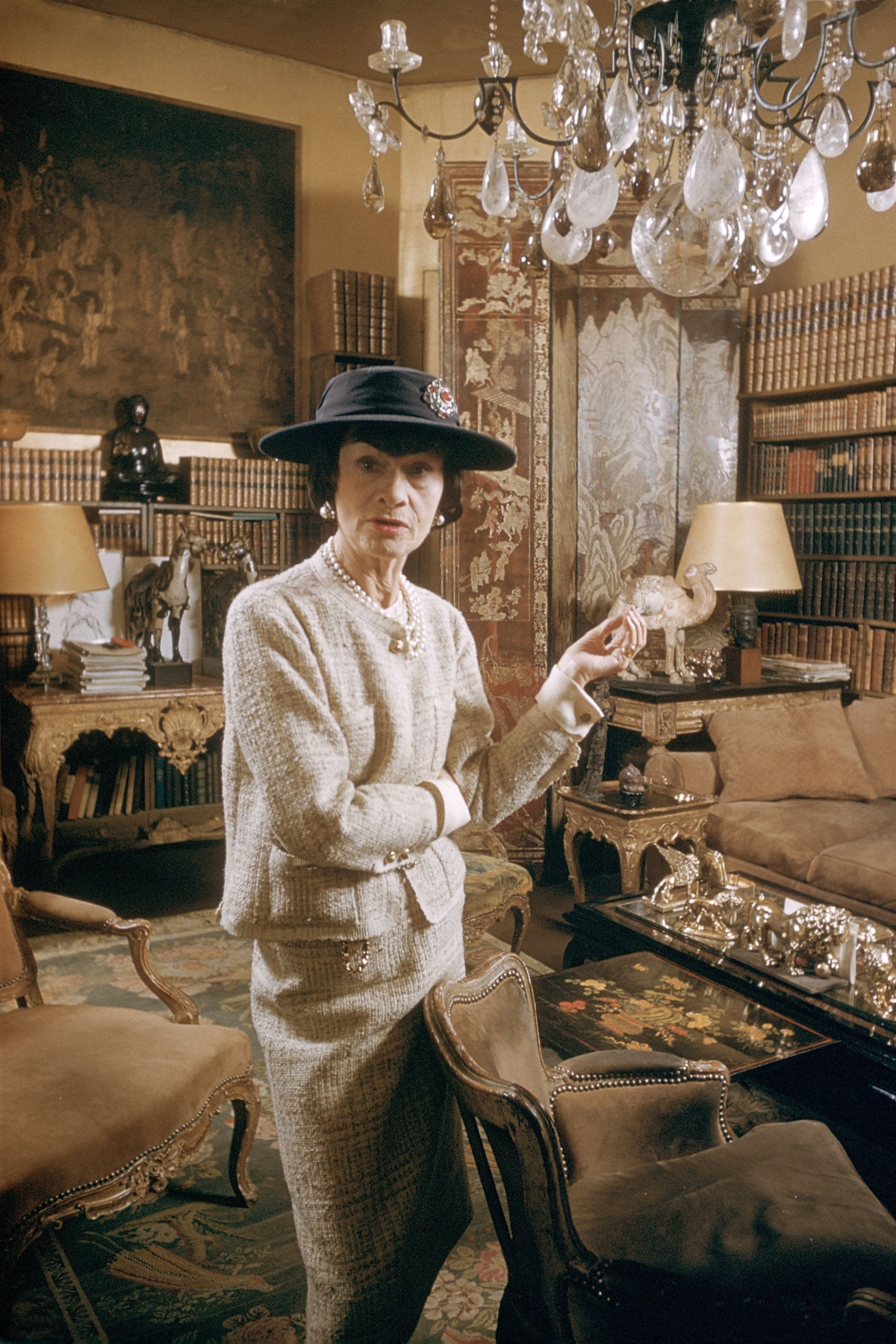 Nhà mốt huyền thoại Coco Chanel Chặng đường thời trang và những ngày tháng  cuối đời