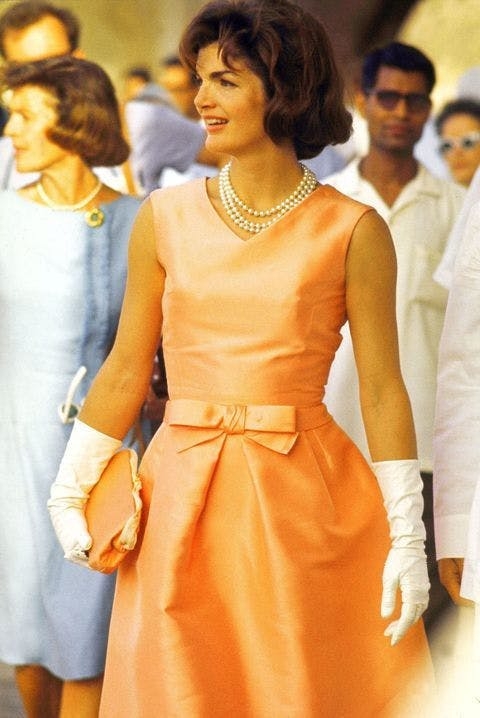 Đệ nhất phu nhân Jacqueline Kennedy trong trang phục của Oscar de la Renta.