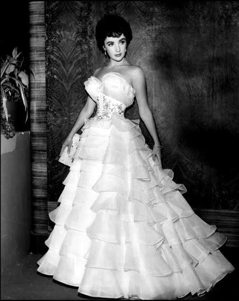 Elizabeth Taylor trong thiết kế của Oscar de la Renta.