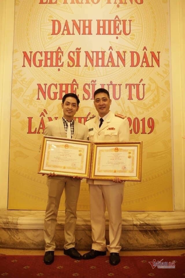 Hồ Phong cùng em trai được phong danh hiệu NSƯT năm 2019.