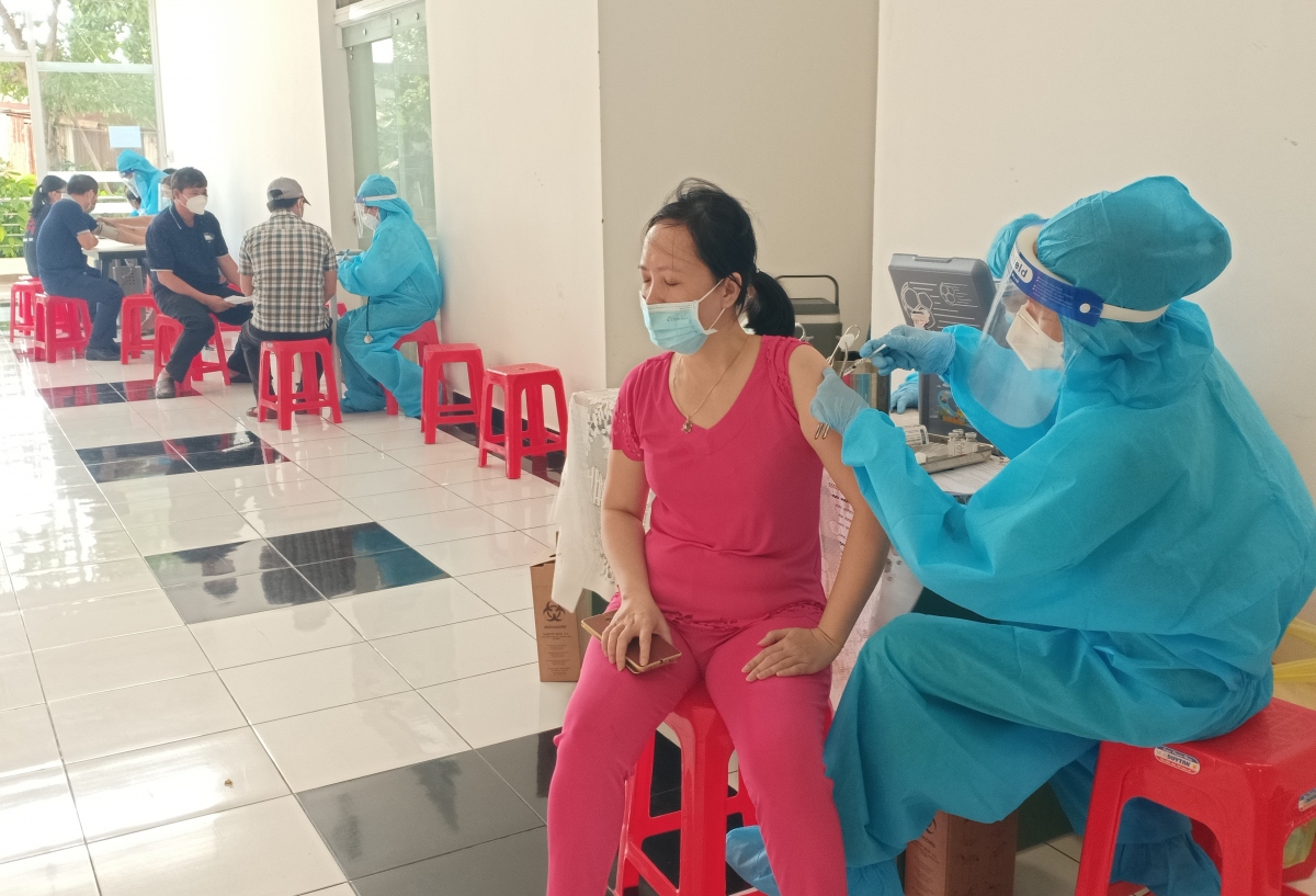 Người dân tiêm vaccine tại một điểm tiêm cộng đồng ở sảnh Chung cư Mỹ Phú, Q7, TP.HCM.