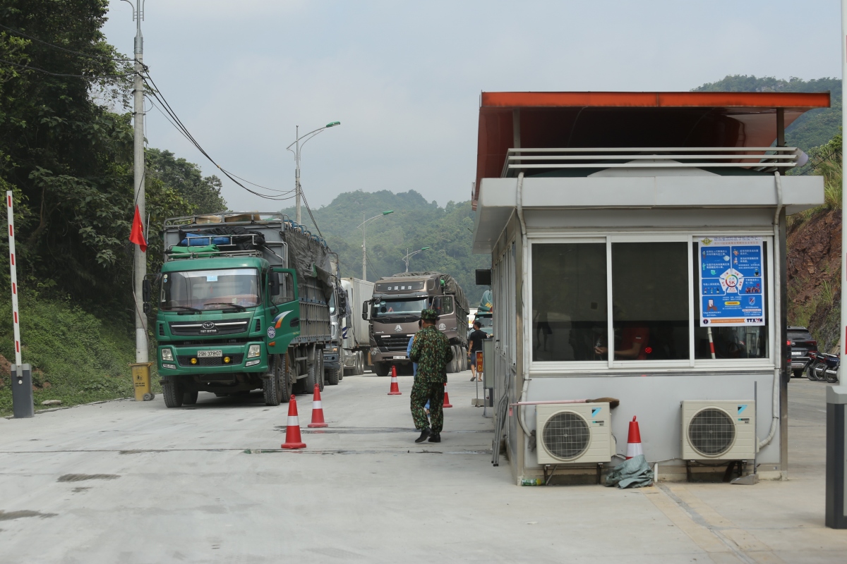 Hoạt động xuất nhập khẩu hàng hóa tại cửa khẩu Tân Thanh (ảnh chụp tháng 6/2021).