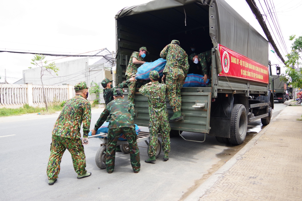 quan khu 9 mua nong san o soc trang ho tro ba con tp.hcm hinh anh 2