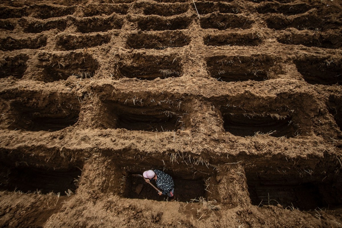 Một phu mộ đang đào huyệt tại một nghĩa trang ở Tây Java, Indonesia. Ảnh: AFP
