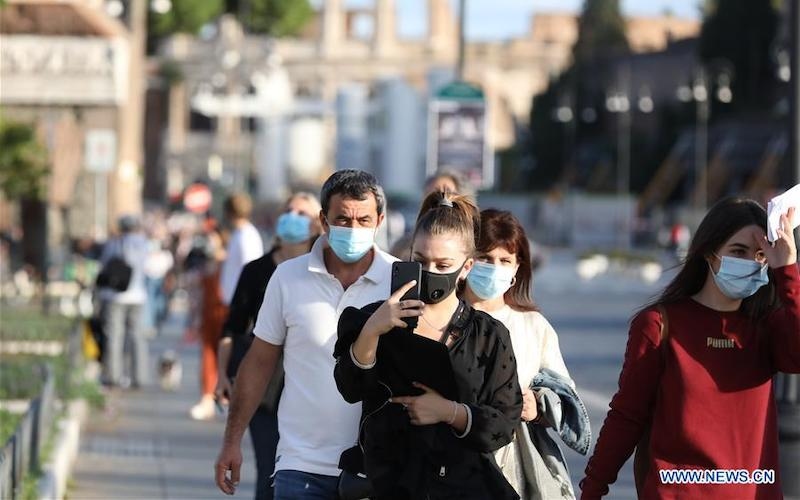 Người dân đeo khẩu trang đi bộ trên đường Via dei Fori Imperiali, ở Rome, Italy. (Ảnh: Tân Hoa xã)