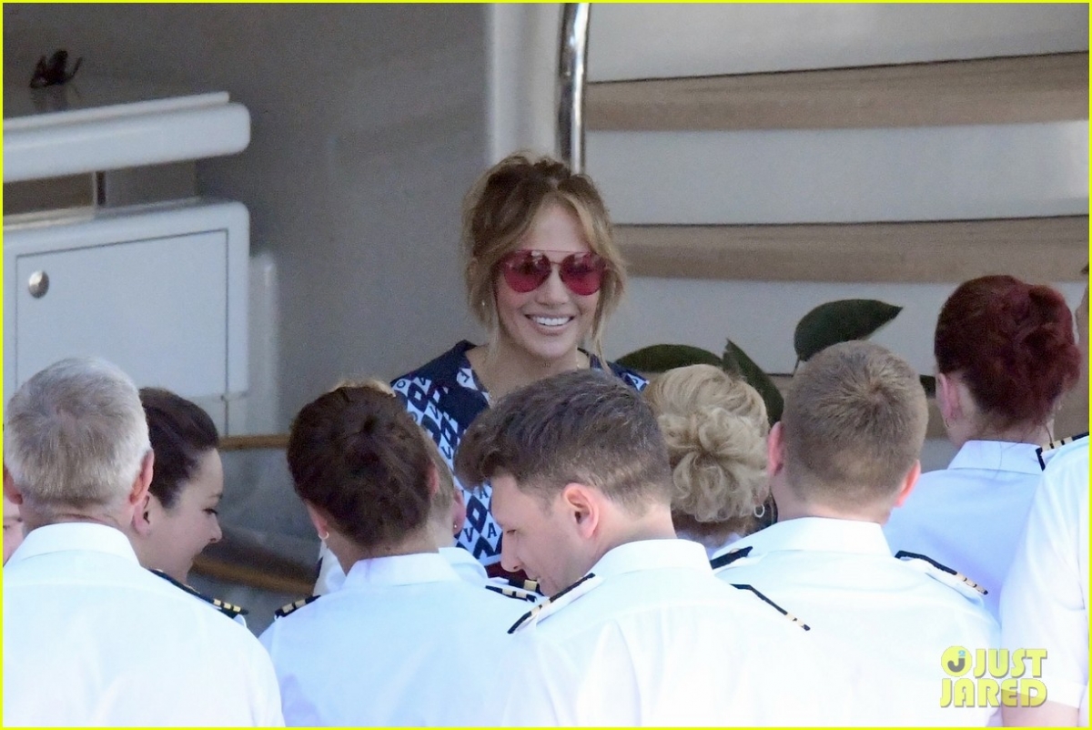 jennifer lopez thân thiện giao lưu với người hâm mộ trên du thuyền sang trọng ở pháp hình ảnh 1 jennifer lopez than thien giao luu voi nguoi ham mo tren du thuyen sang trong o phap hinh anh 1