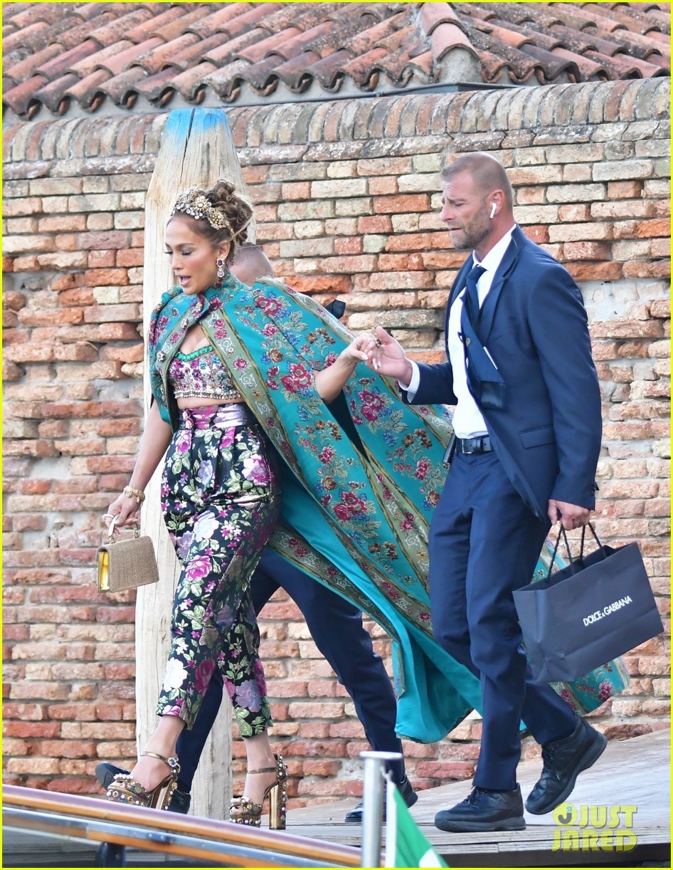 jennifer lopez hóa bà hoàng sang chảnh tại sự kiện thời trang hình ảnh 1 jennifer lopez hoa ba hoang sang chanh tai su kien thoi trang hinh anh 1