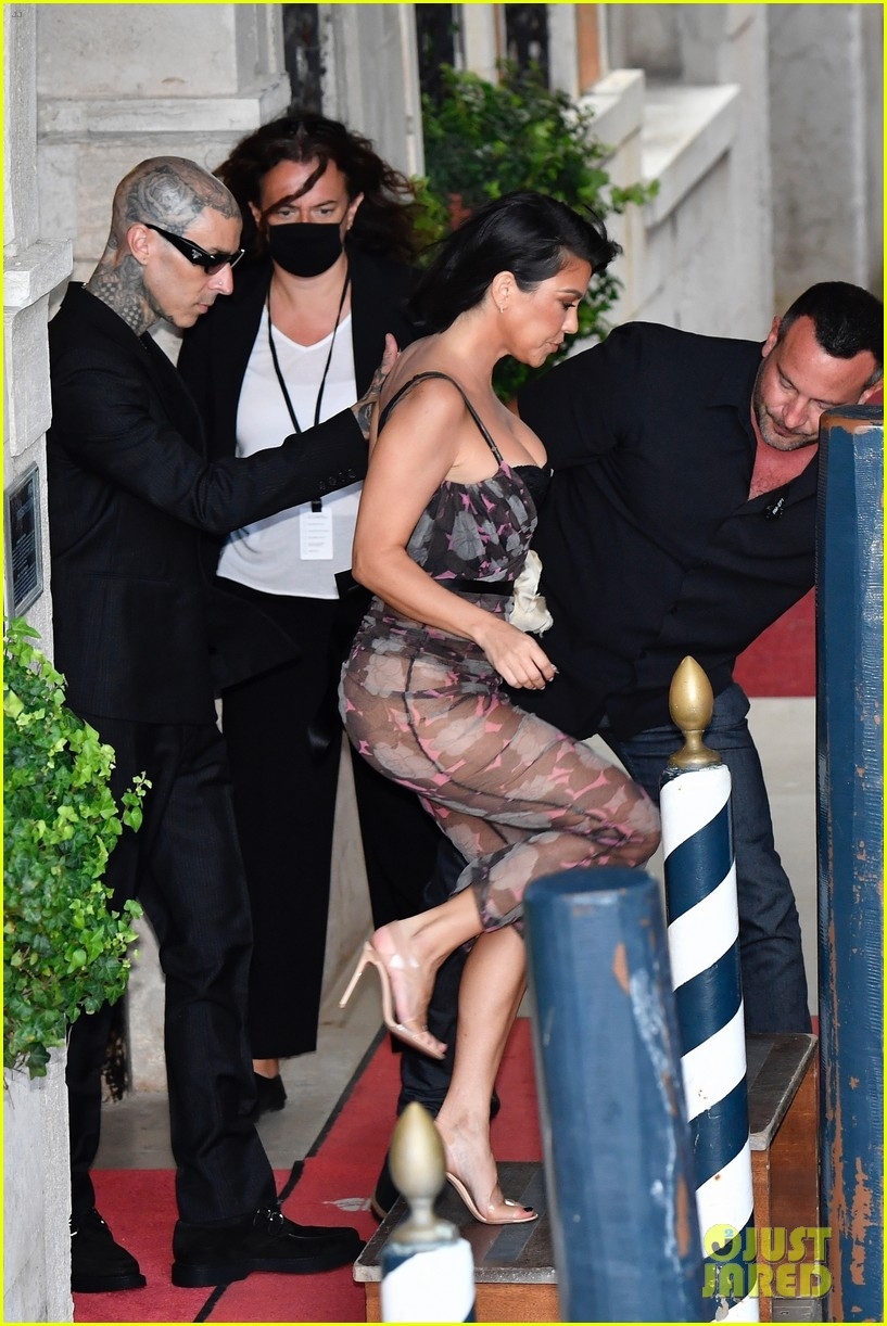kourtney kardashian va tinh tre nam tay than mat di choi hinh anh 4