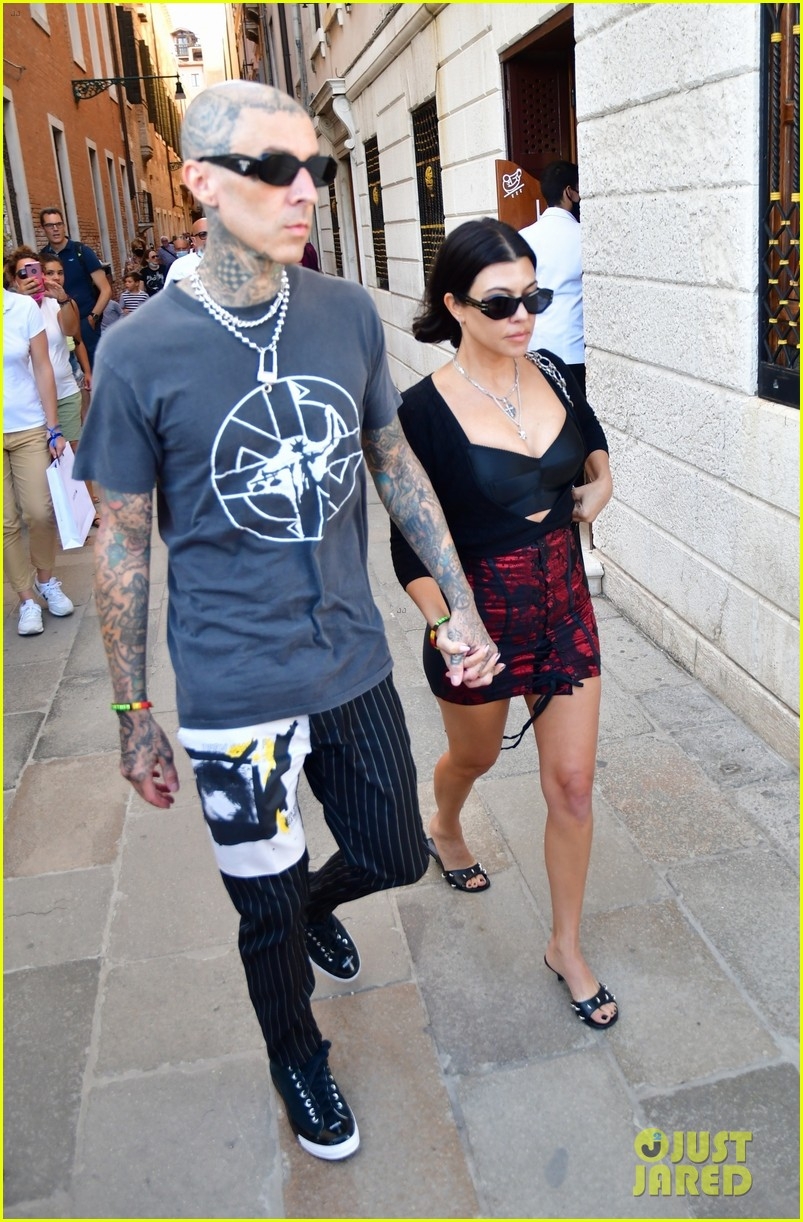 kourtney kardashian va tinh tre nam tay than mat di choi hinh anh 2