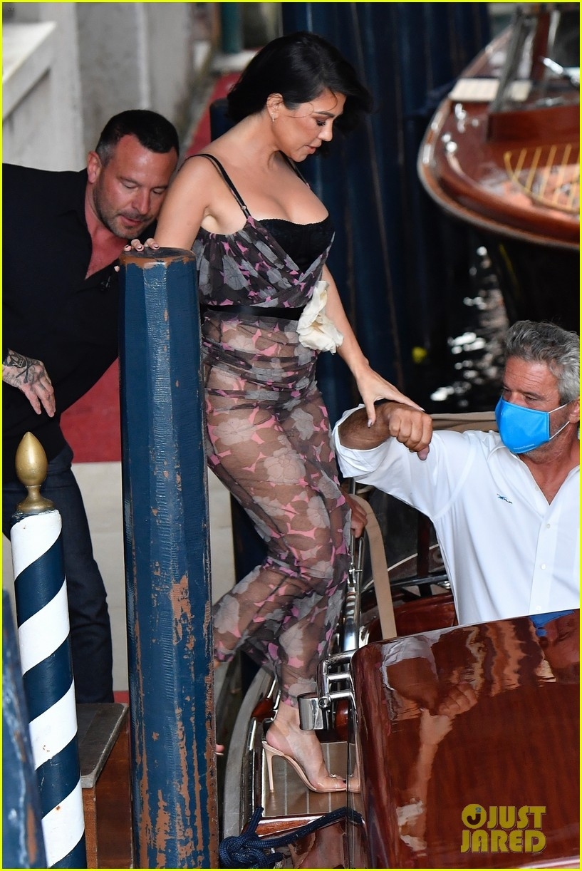 kourtney kardashian va tinh tre nam tay than mat di choi hinh anh 5