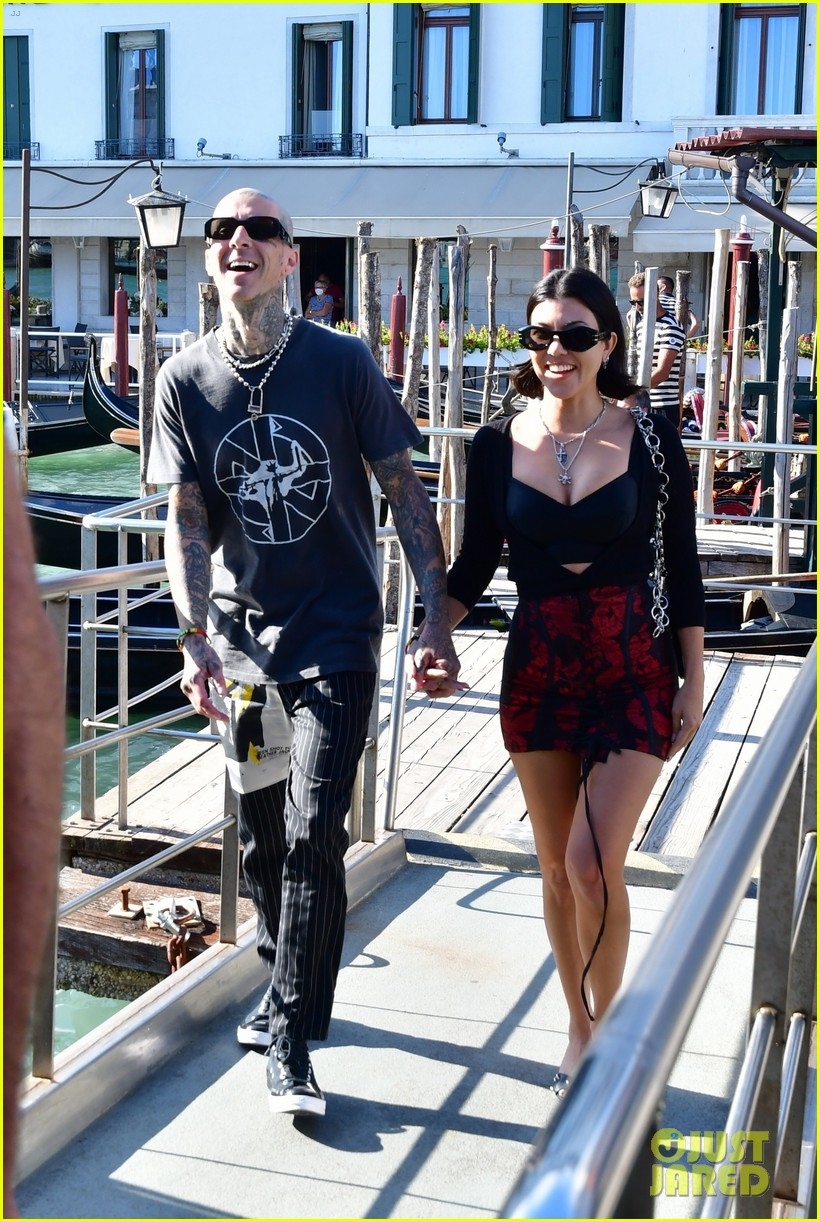 kourtney kardashian va tinh tre nam tay than mat di choi hinh anh 3