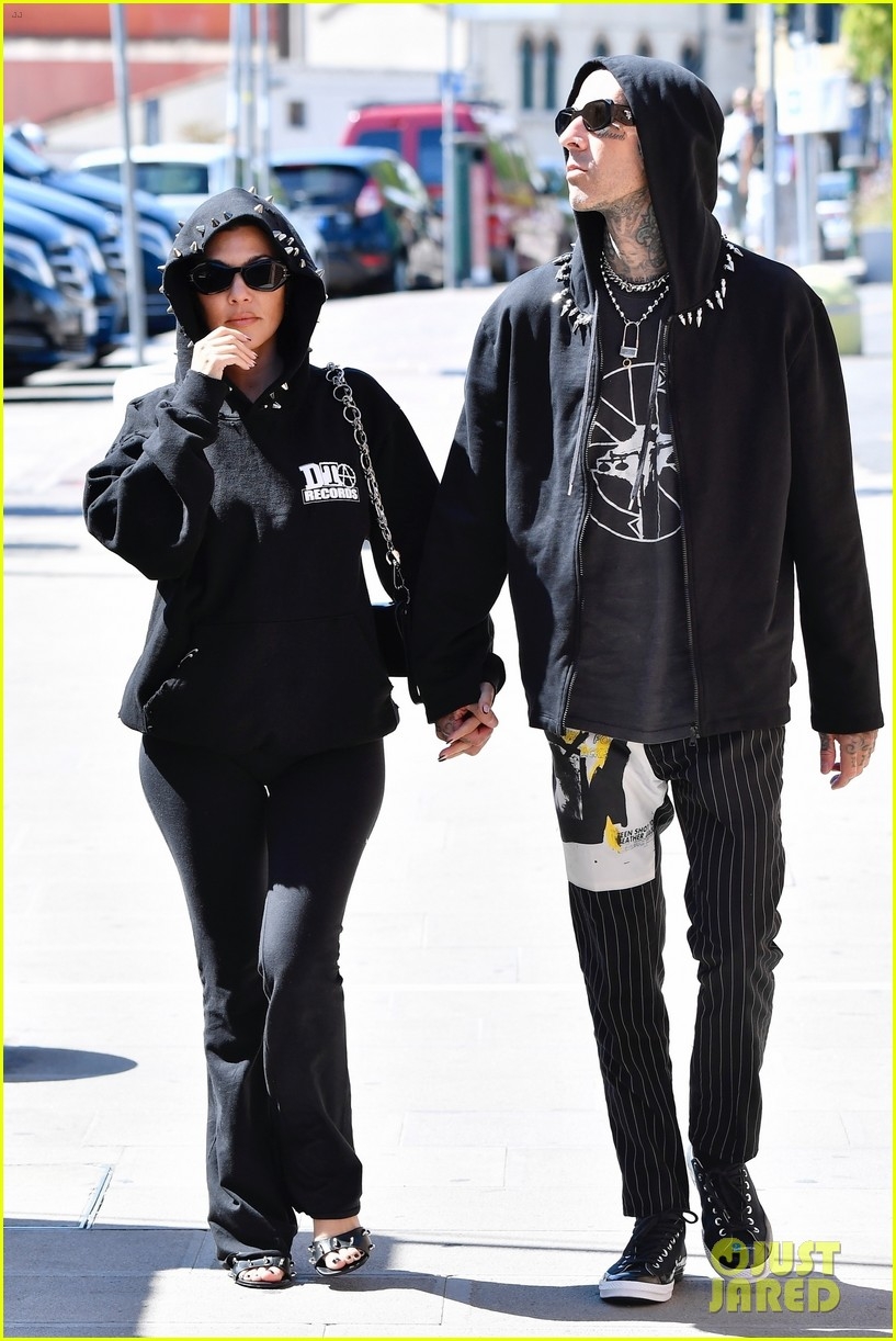 kourtney kardashian va tinh tre nam tay than mat di choi hinh anh 7