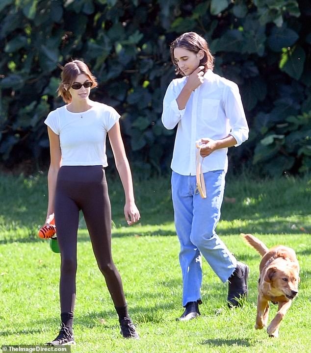 kaia gerber xinh dep di choi cong vien cung ban be hinh anh 1