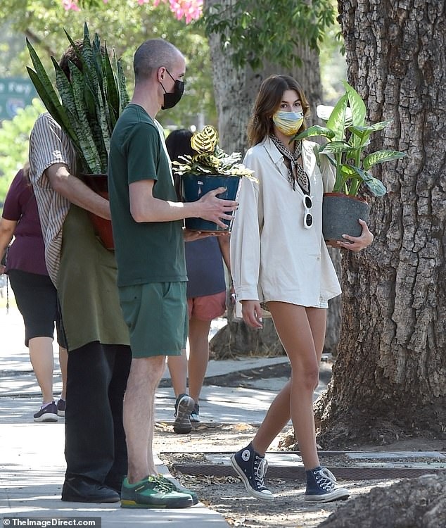 kaia gerber dien mot giau quan di mua cay canh o los angeles hinh anh 2