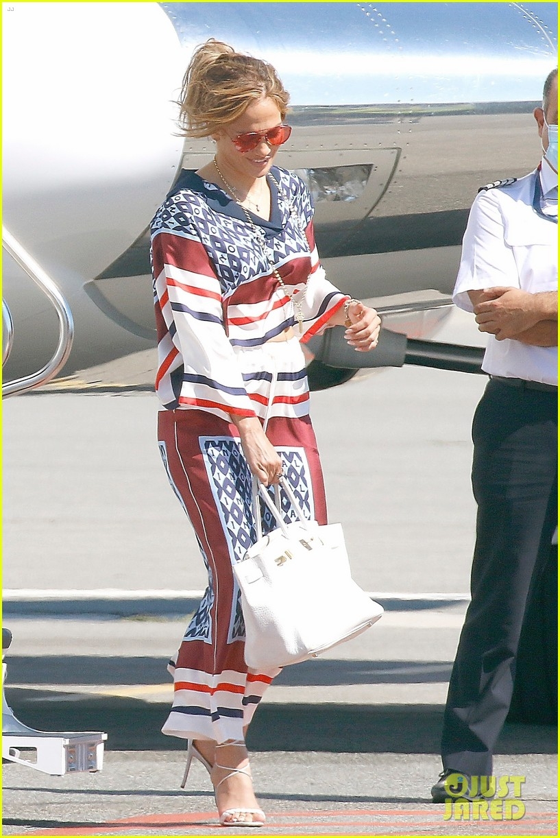 jennifer lopez thân thiện giao lưu với người hâm mộ trên du thuyền sang trọng ở pháp hình ảnh 4 jennifer lopez than thien giao luu voi nguoi ham mo tren du thuyen sang trong o phap hinh anh 4