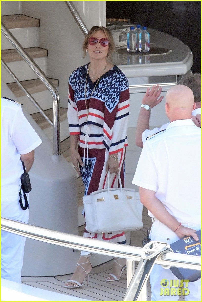jennifer lopez thân thiện giao lưu với người hâm mộ trên du thuyền sang trọng ở pháp hình ảnh 5 jennifer lopez than thien giao luu voi nguoi ham mo tren du thuyen sang trong o phap hinh anh 5