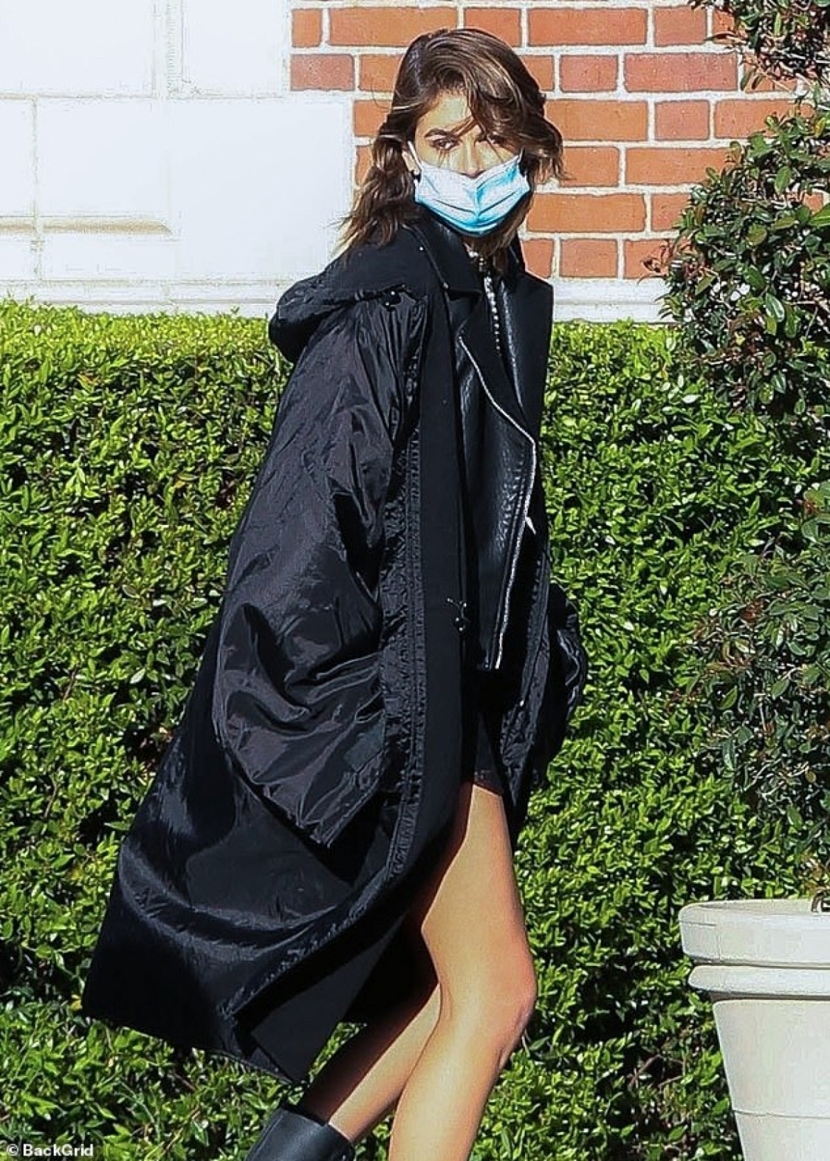 kaia gerber xinh dep di choi cong vien cung ban be hinh anh 6