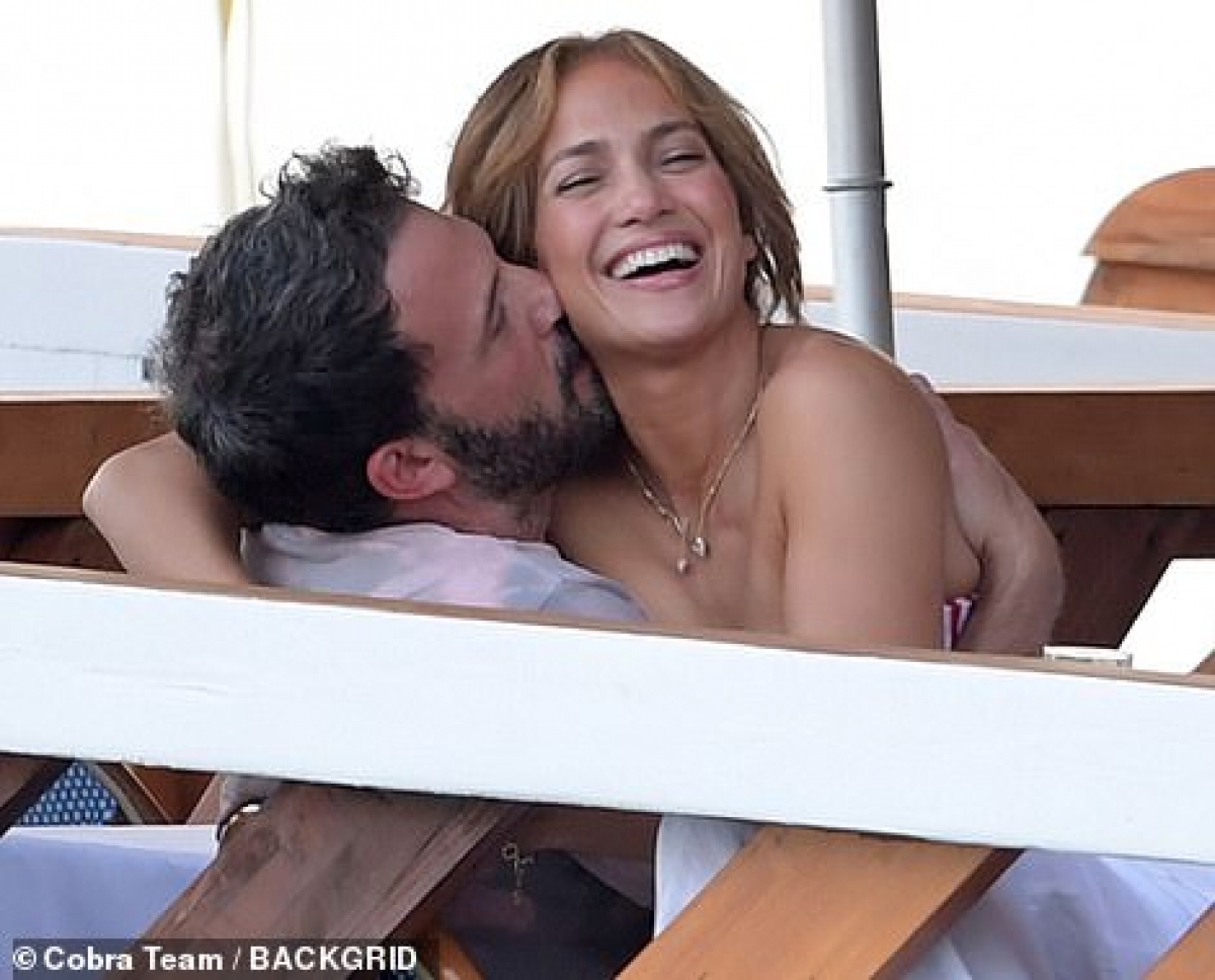 jennifer lopez thân thiện giao lưu với người hâm mộ trên du thuyền sang trọng ở pháp hình ảnh 7 jennifer lopez than thien giao luu voi nguoi ham mo tren du thuyen sang trong o phap hinh anh 7