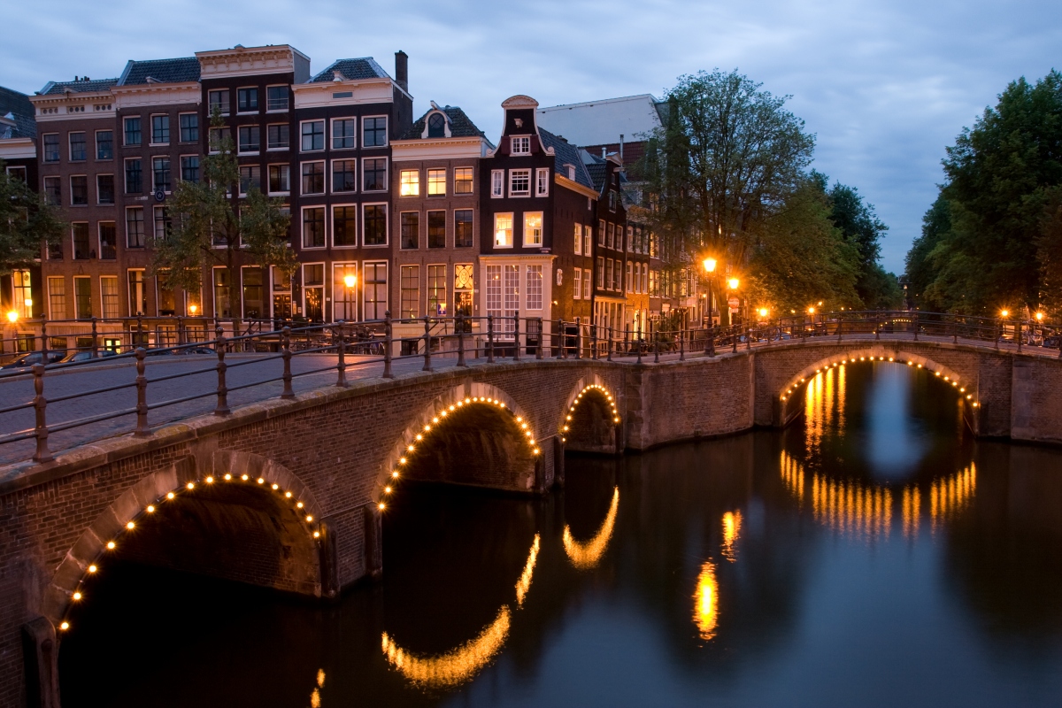 Mỗi con kênh và cây cầu ở Amsterdam có phong cách riêng. Nguồn: Wikipedia