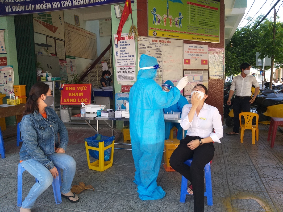 so ca covid-19 moi lien tuc phat sinh, khanh hoa day nhanh tiem vaccine hinh anh 1