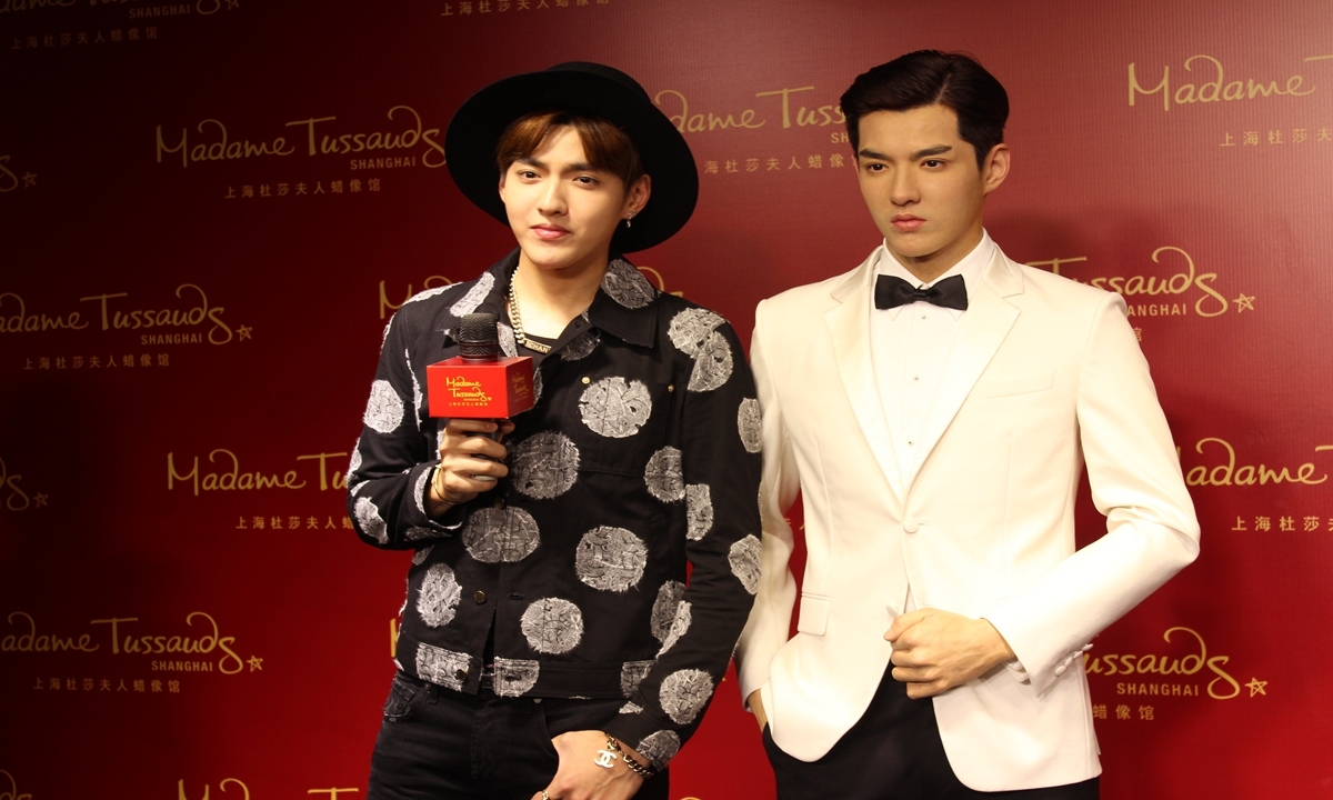 Kris Wu chụp ảnh với tượng sáp của mình tại Madame Tussauds Thượng Hải năm 2015. Nay bức tượng đã bị gỡ bỏ. (Ảnh: VCG)