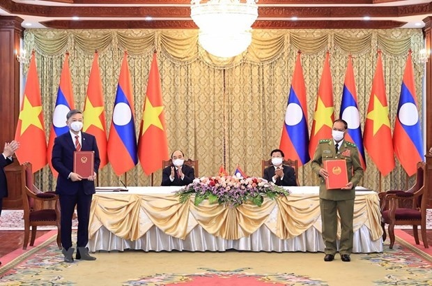 vietnam presents noble orders to lao public security units, officers picture 1