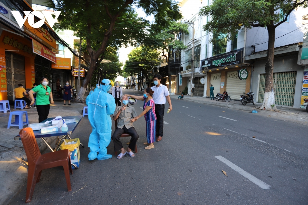 da nang on first day of one-week lockdown picture 8