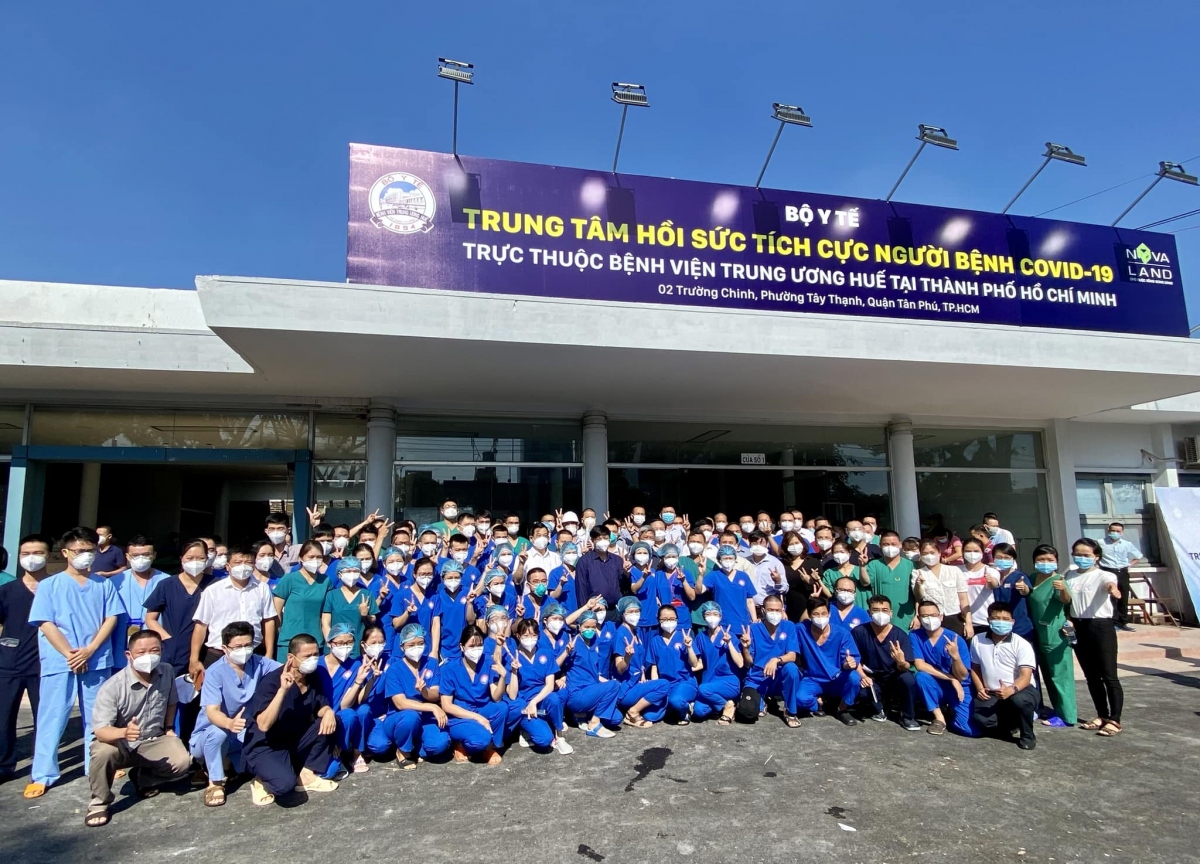 Bộ trưởng Nguyễn Thanh Long và tập thể thầy thuốc Bệnh viện Trung ương Huế được hỗ trợ cho Trung tâm Hồi sức tích cực tại TPHCM.