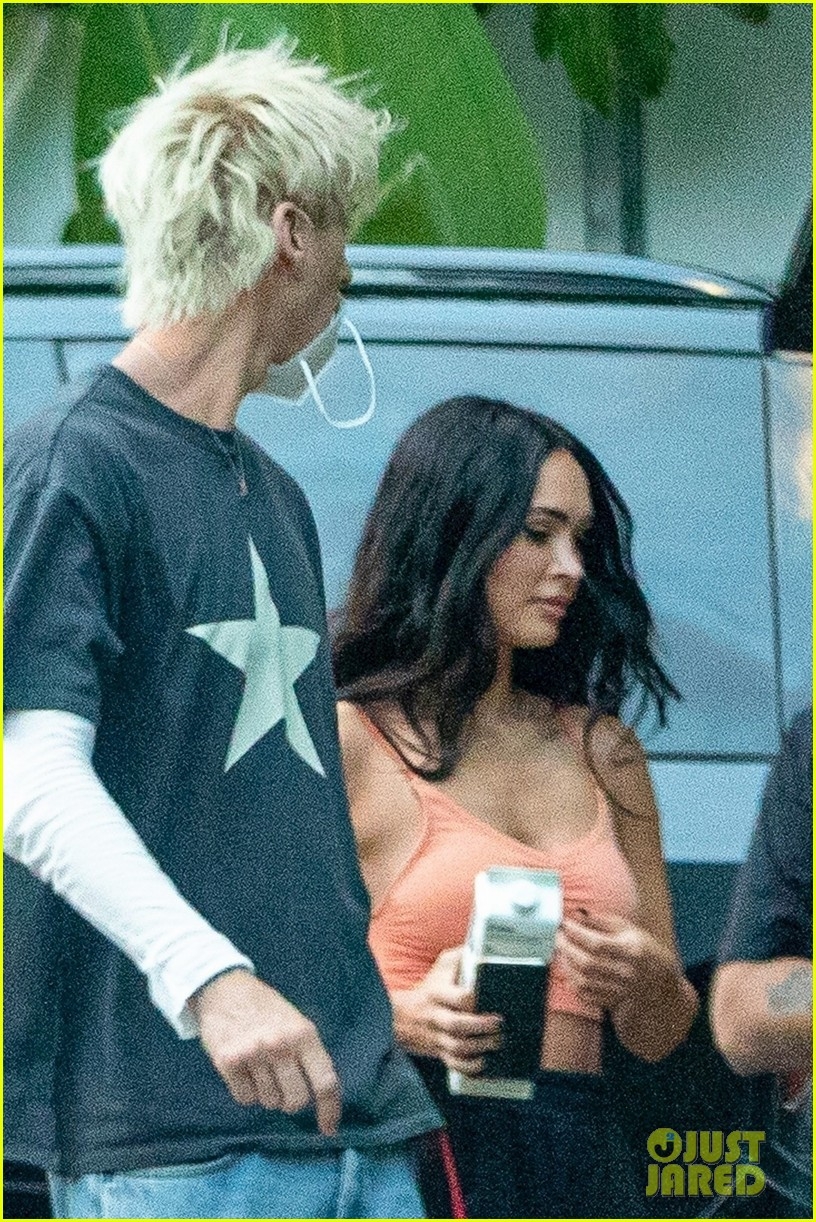 megan fox den truong quay tham ban trai kem tuoi hinh anh 1