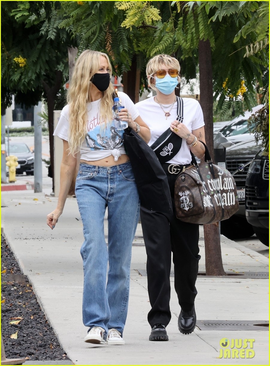 miley cyrus len do ca tinh di mua sam cung me hinh anh 4