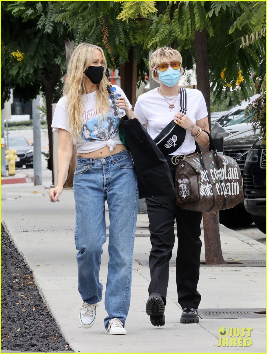 miley cyrus len do ca tinh di mua sam cung me hinh anh 8