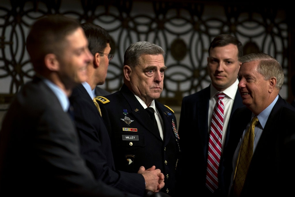 Tướng Mark Milley (giữa) cảnh báo các nhóm khủng bố có thể tái hợp ở Afghanistan sớm hơn dự kiến (Ảnh: New York Times).