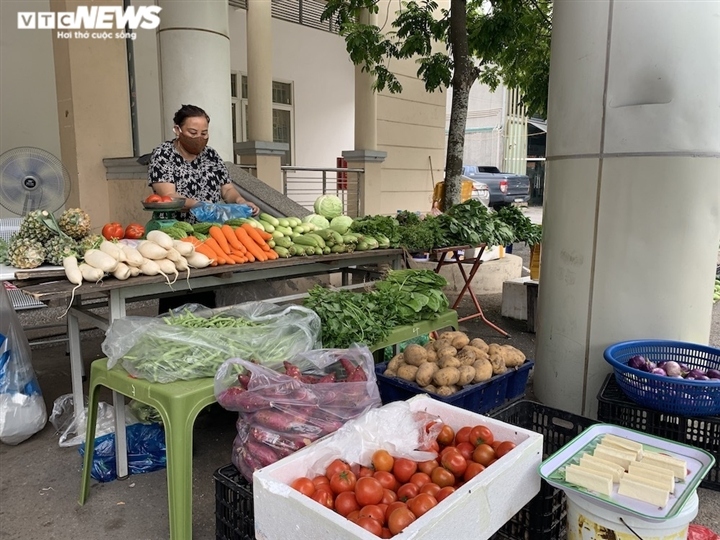 mobile supermarkets deliver daily necessities amid social distancing period picture 10