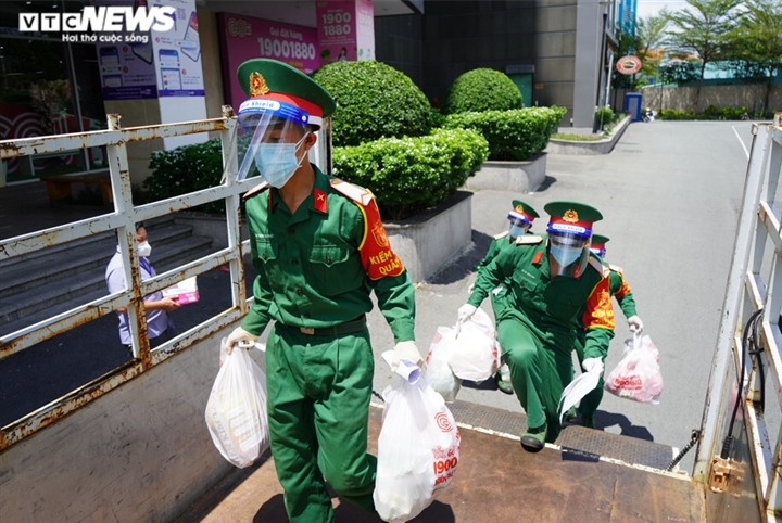 Military forces will continue to assist locals to go to the market during the tighter social distancing period implemented in Ho Chi Minh City for the ongoing COVID-19 fight.