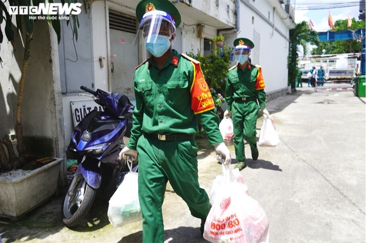 military forces help locals shop amid tighter restrictions in hcm city picture 12