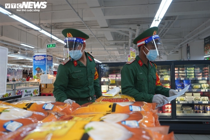 military forces help locals shop amid tighter restrictions in hcm city picture 5