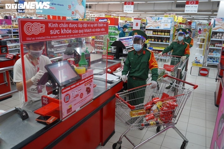 military forces help locals shop amid tighter restrictions in hcm city picture 9