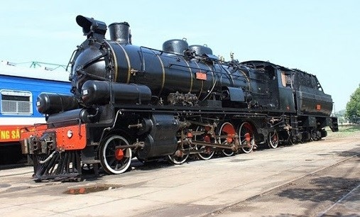 tourists to have more experience by travelling on trains with steam engines picture 1