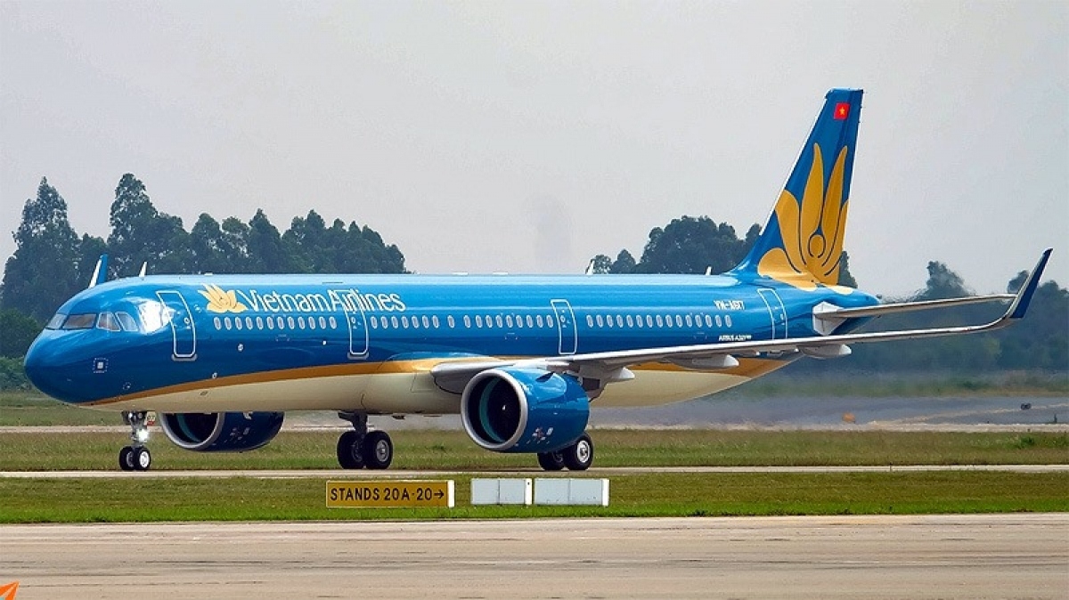 vietnam airlines transports citizens and medical equipment from us picture 1