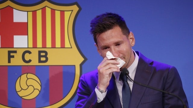 Messi khóc trong buổi họp báo chia tay Barca (Ảnh: Reuters).