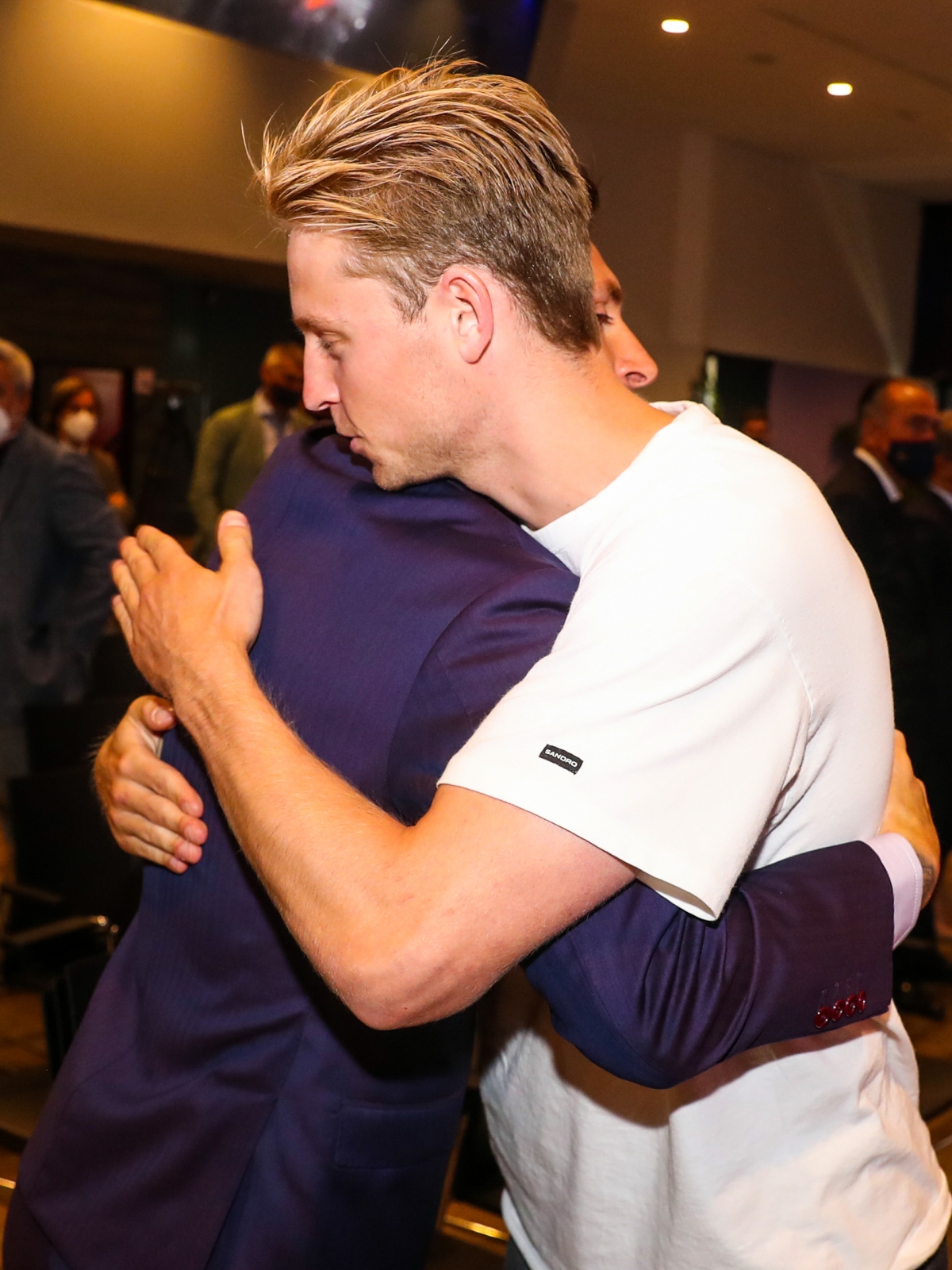 cDv barca gao thet, chay theo xe cua lionel messi hinh anh 8