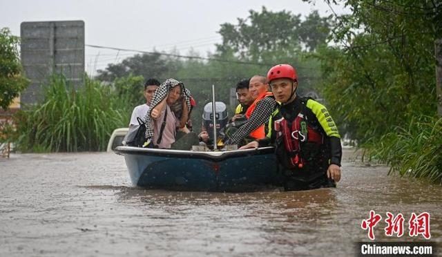 Mưa lớn tại huyện Đại Trúc, tỉnh Tứ Xuyên. Ảnh: Chinanews.