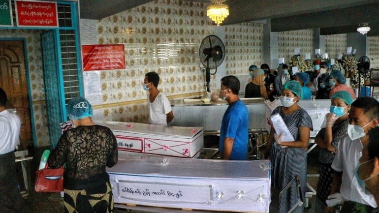 Quan tài chứa thi thể bệnh nhân Covid-19 tại nghĩa trang Yay Way gần sân bay quốc tế Yangon. Ảnh: Getty.