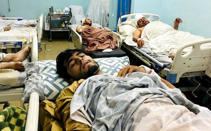 Những người bị thương do đánh bom ở khu vực sân bay Kabul. Ảnh: ABC News.