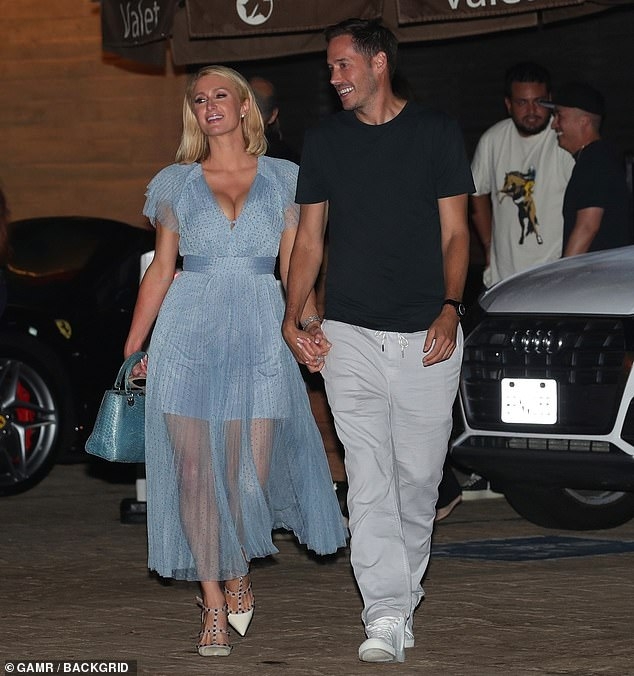 paris hilton dien dam goi cam khoe dang thon, xoa tan tin don mang thai hinh anh 3
