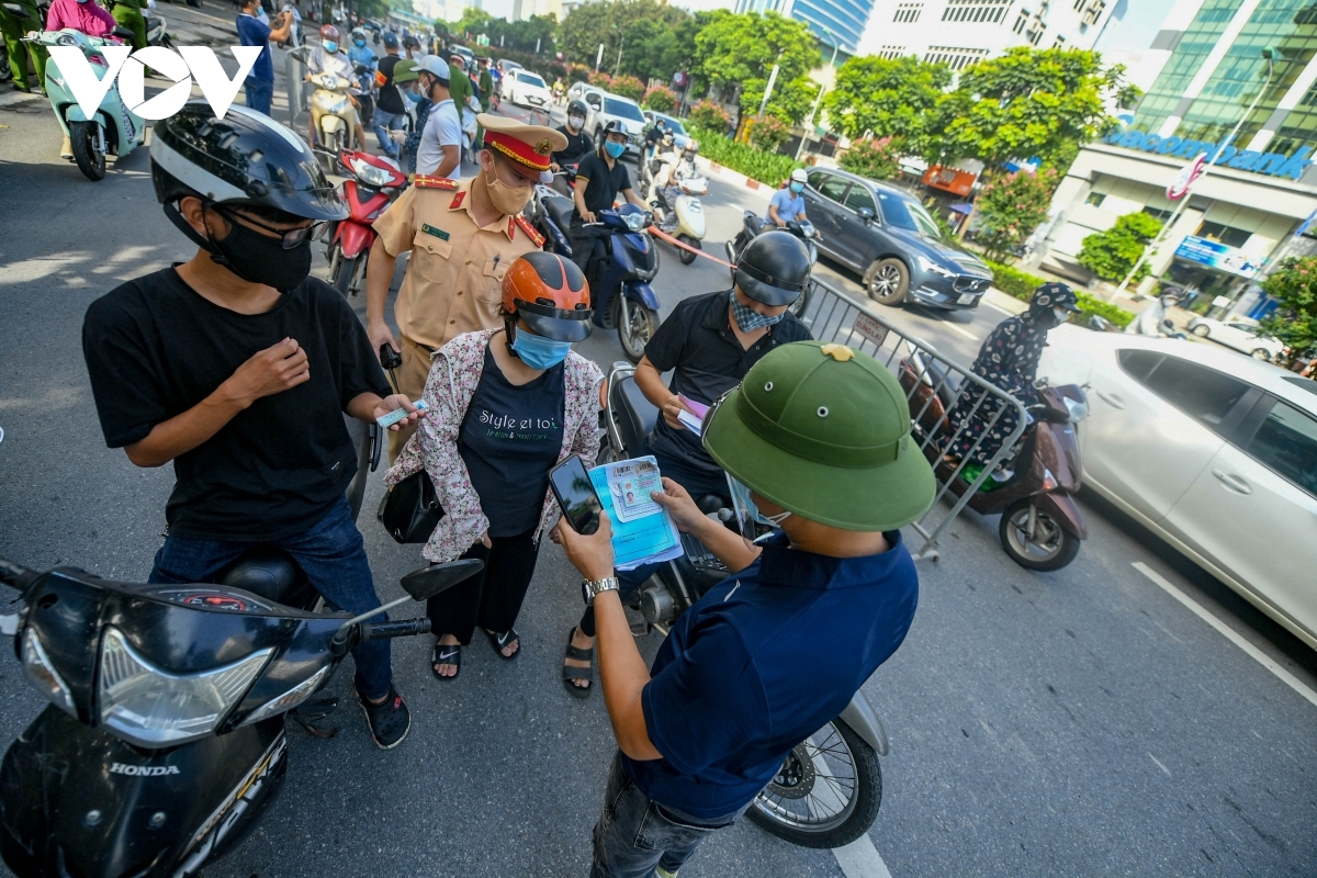 hanoi tightens control of travel permits during social distancing period picture 9 hanoi tightens control of travel permits during social distancing period picture 9