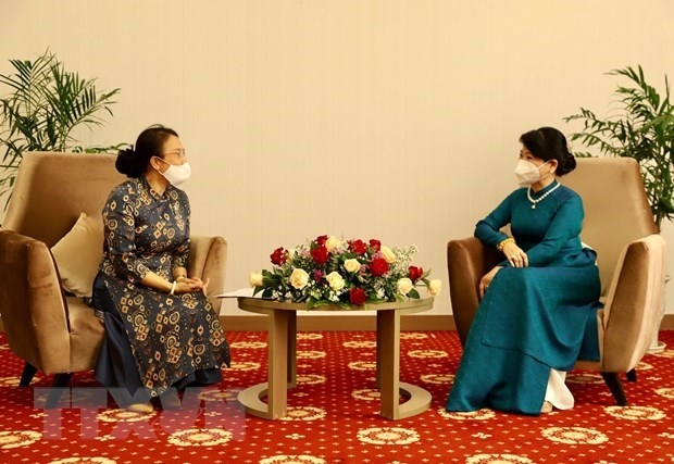 president s spouse receives representatives of lao-vietnamese bilingual language school picture 1