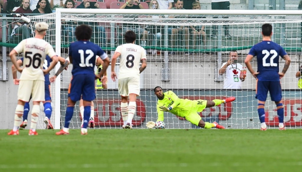 Thủ môn Mike Maignan chiến thắng Gareth Bale trên chấm 11m. (Ảnh: Getty)